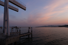 揚降場と暮れゆく空