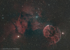 夜空に泳ぐ怪しげなクラゲ