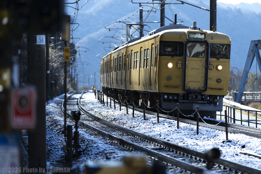 雪の残る山陽本線