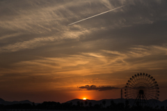 観覧車と飛行機雲