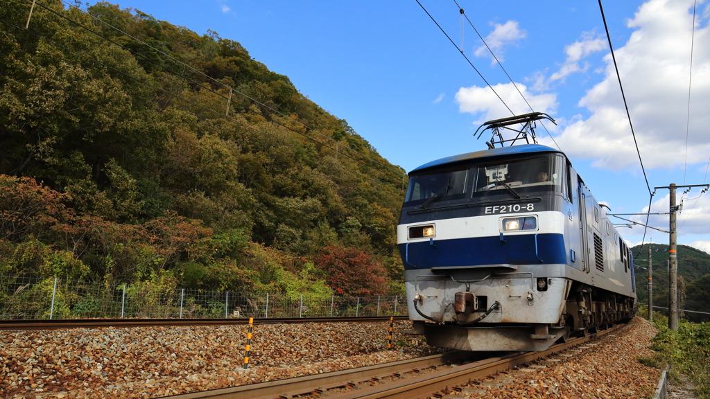 秋の空と働く列車 (6/6)