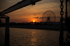 夕陽の中の揚降場と観覧車