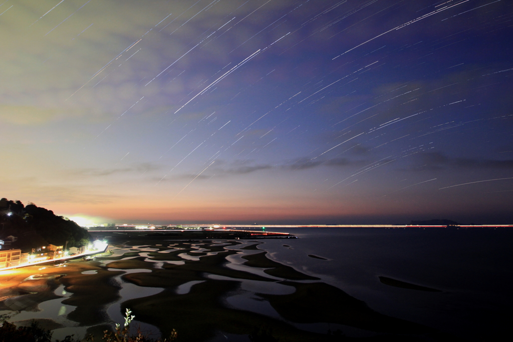 流れる白い雲と星