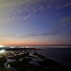 流れる白い雲と星
