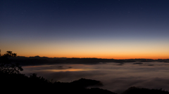 夜空の星と地上の雲