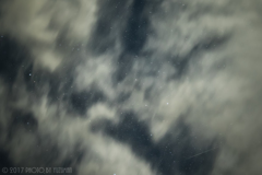 流れる雲と星
