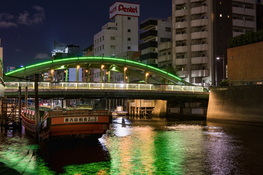 夜の川辺で