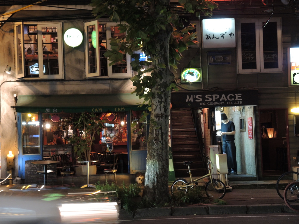 一脚を持って札幌の夜をぶらぶら…