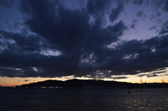 空を分ける雲