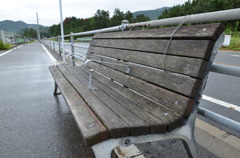 雨のベンチ