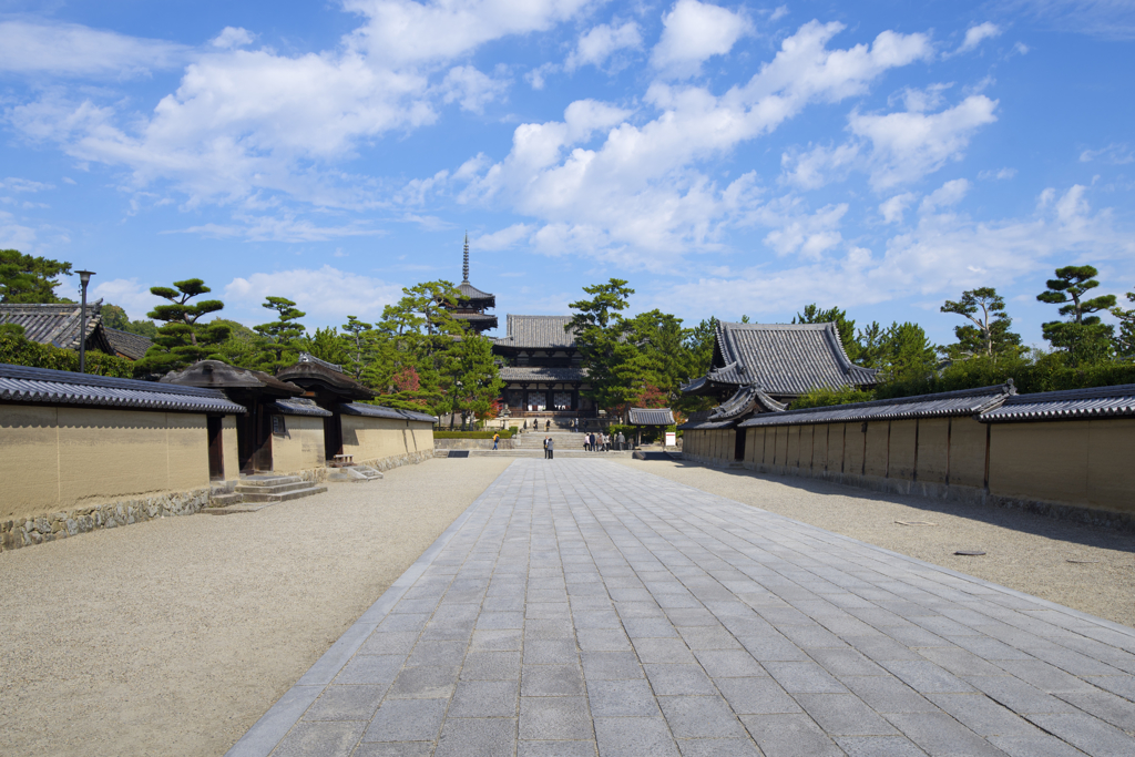 法隆寺参道と五重塔