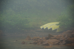 煙る湖
