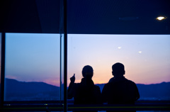 眺める人々を眺める