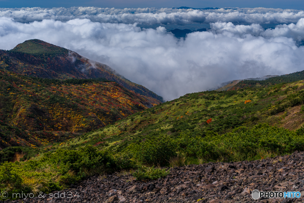 蔵王連峰 熊野岳-地蔵山間のコルより山紅葉と雲海