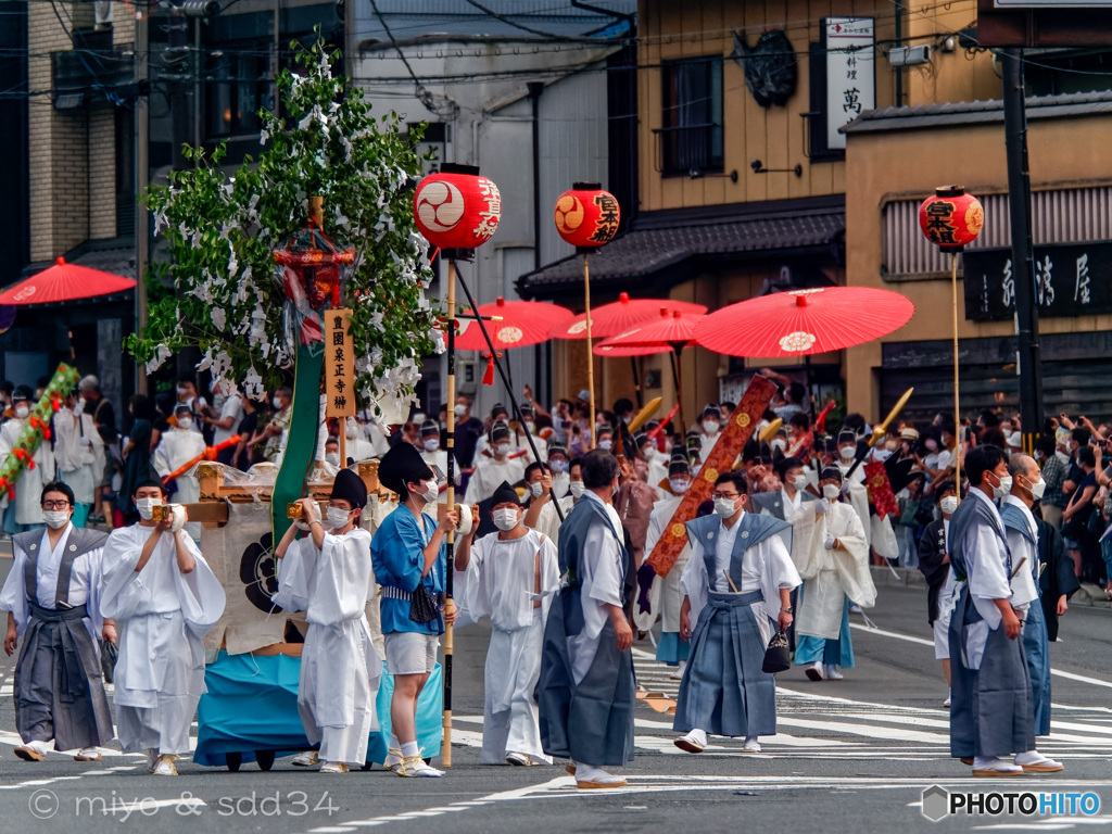 神輿巡行の先導する豊国泉正寺榊