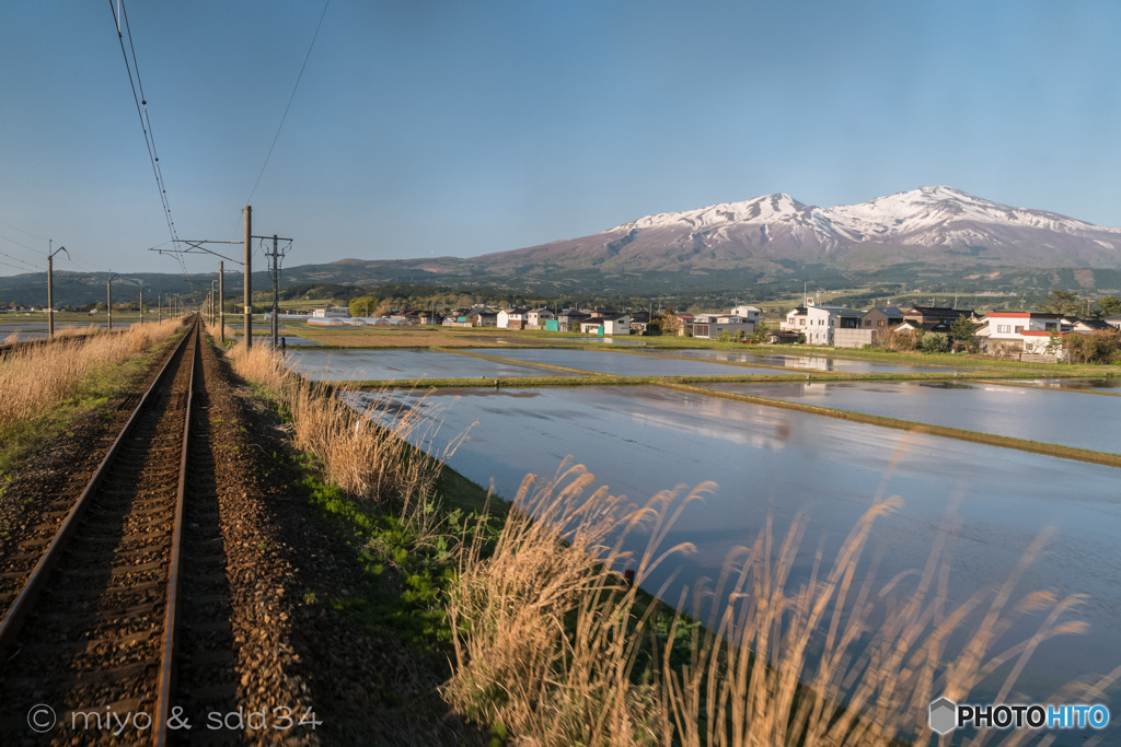 羽越本線の、車窓から鳥海山の眺め。