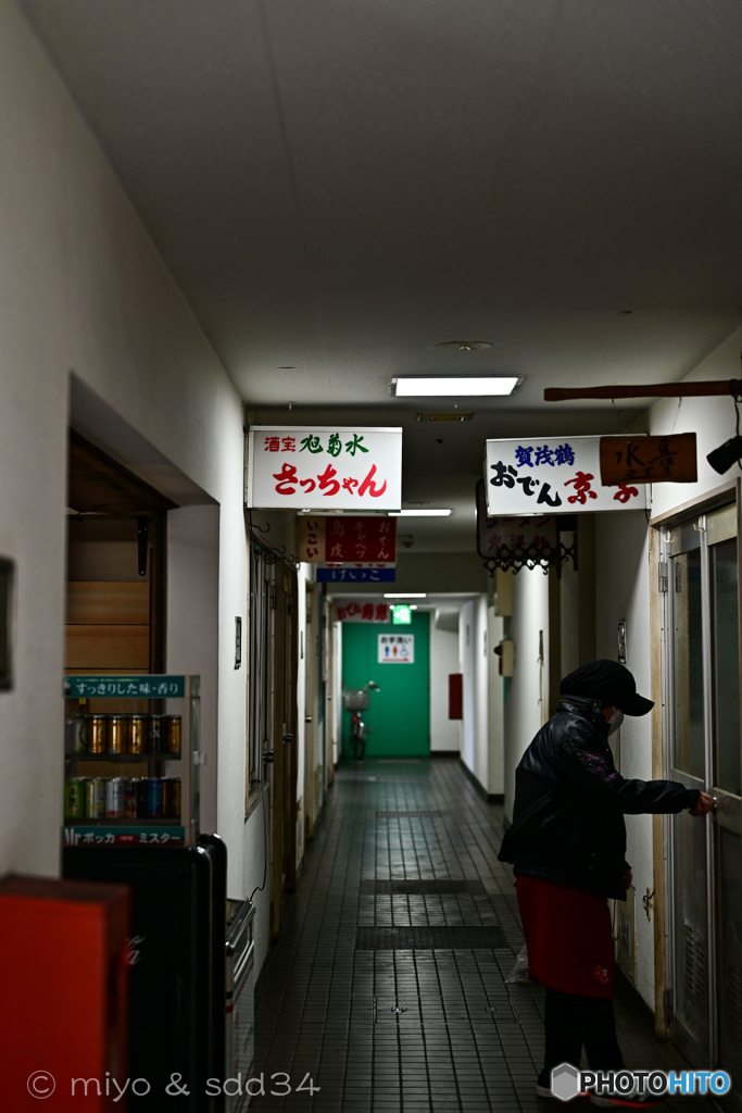 小さな港の待合所