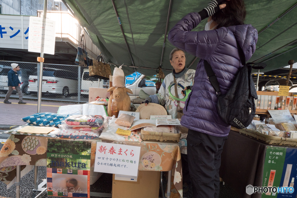 ブタさんが教える 枕の正しい使い方（土佐の日曜市にて）