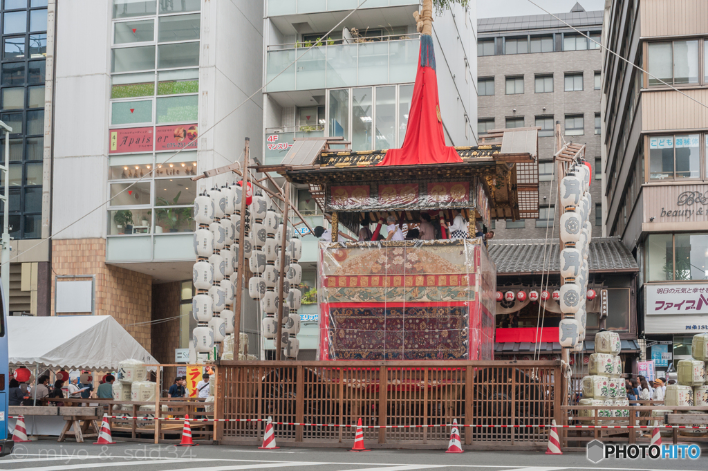 月鉾。左右で身を乗り出して見ている物は...NEXT>>.