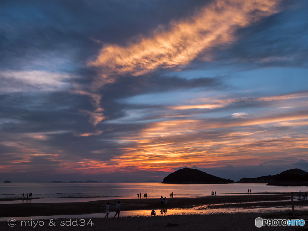 にぎやかな空と海辺