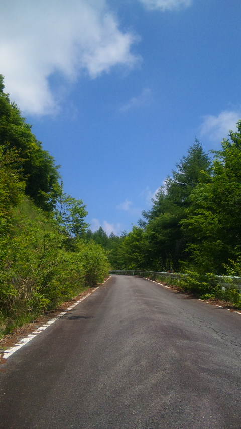 続く道、広がる空