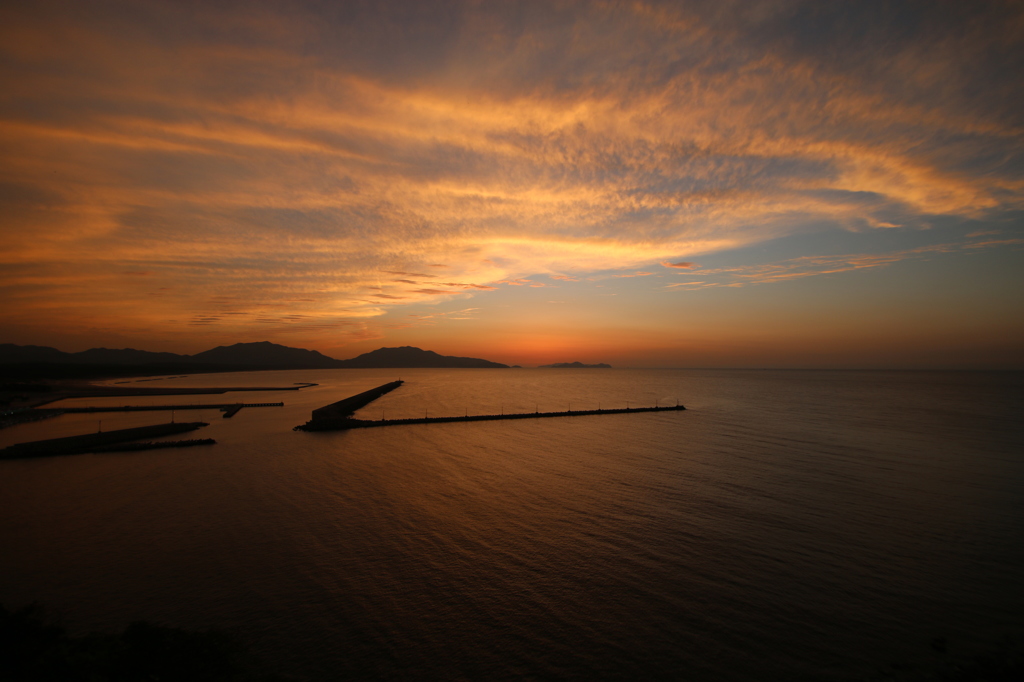 小さな港町の夕焼け