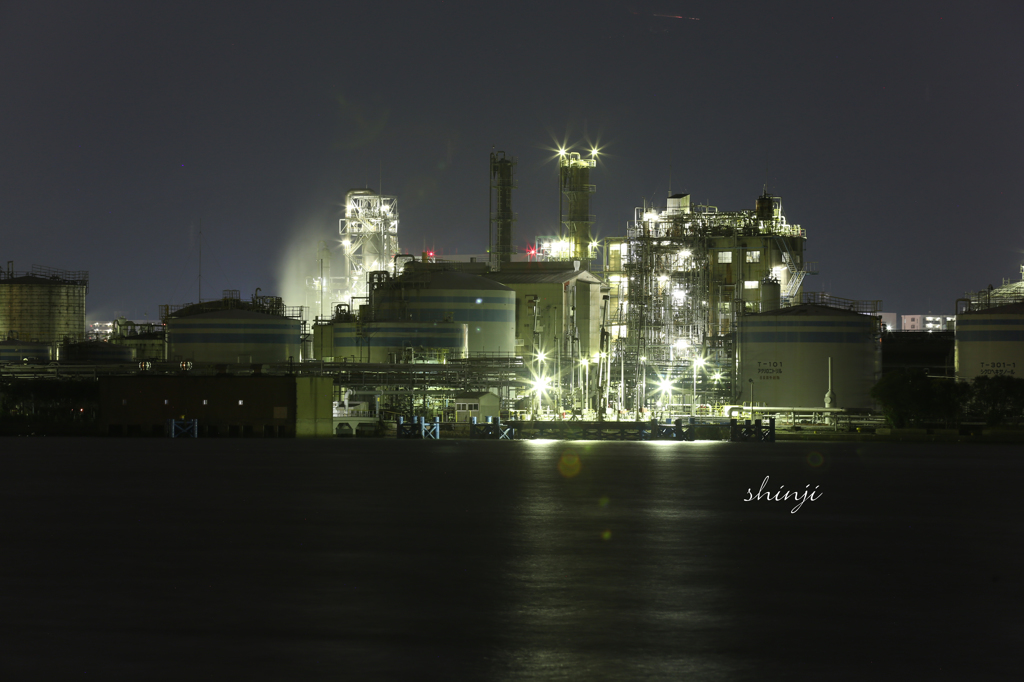 静かな夜の工場ナイト