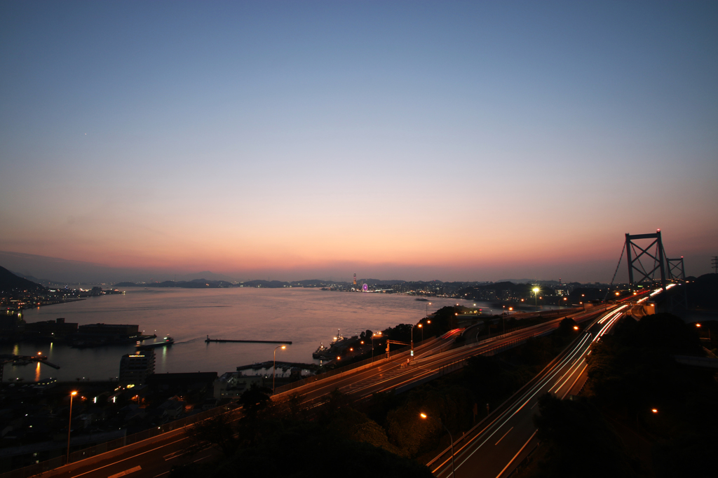 関門の夕暮れ