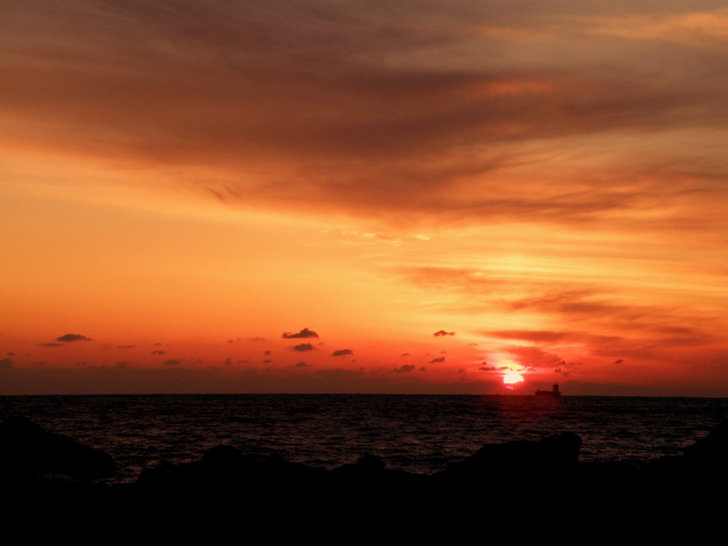 夕日と船