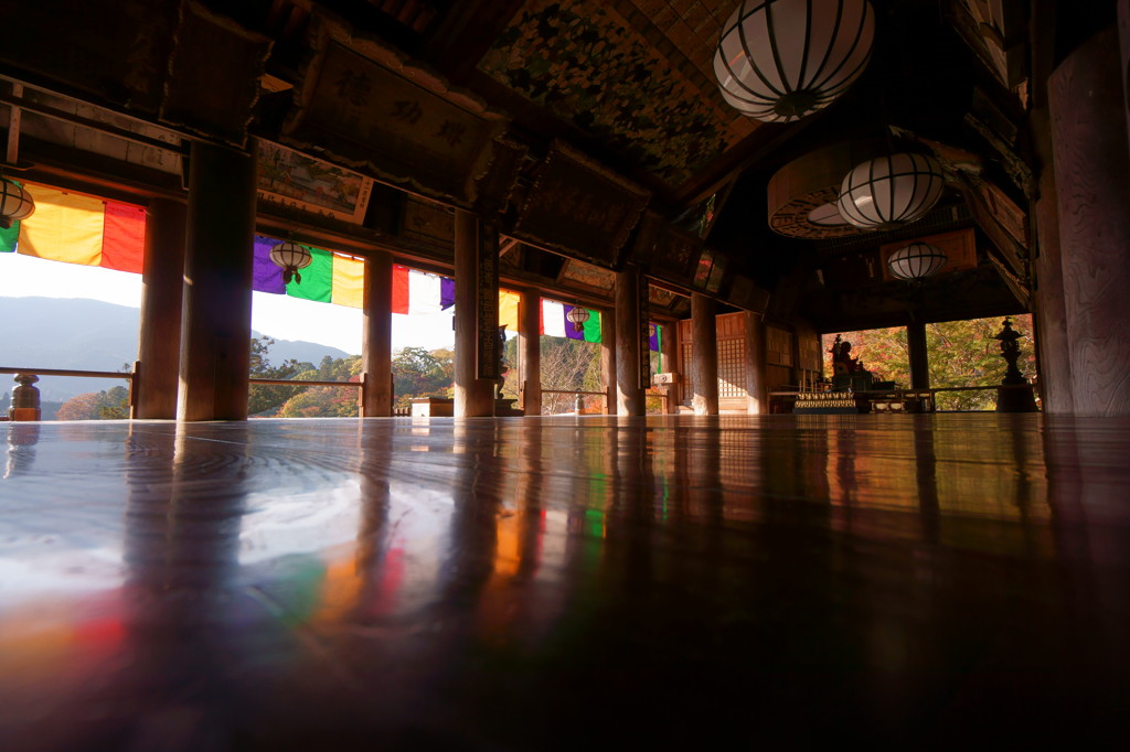 秋の長谷寺・本堂