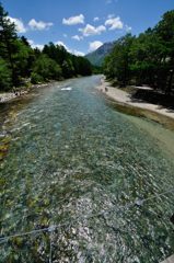 上高地｜橋の上から下流をのぞむ