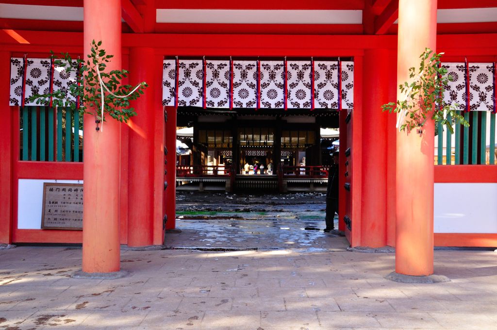 氷川神社｜楼門から舞殿を見る