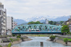 金沢市内から白山をのぞむ