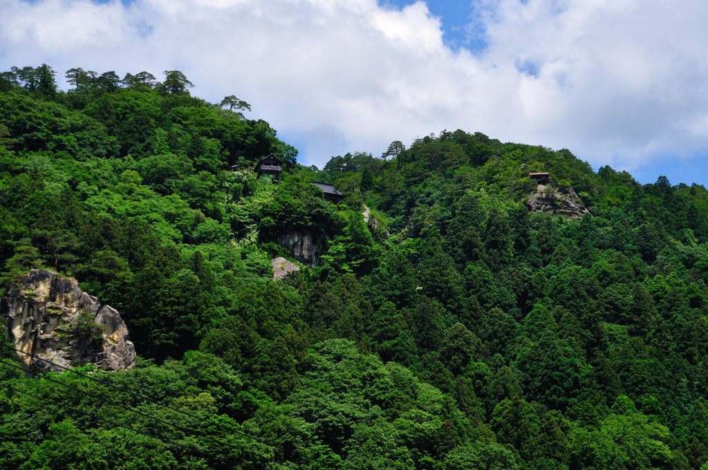 山形｜宝珠山 立石寺（山寺）　ホームから見上げ