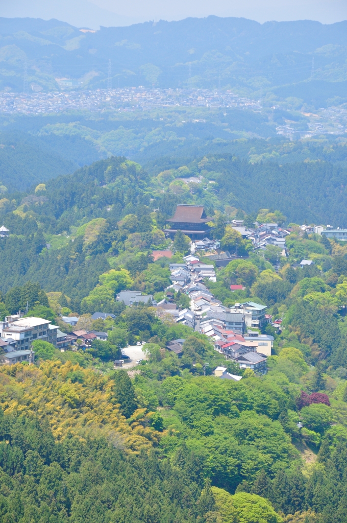 吉野山から見た金峯山寺