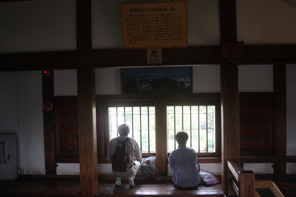 外を見つめる2人