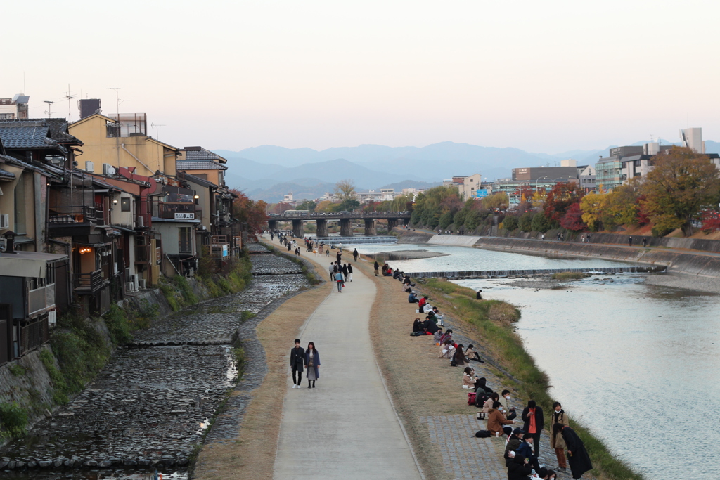 秋の鴨川　石畳