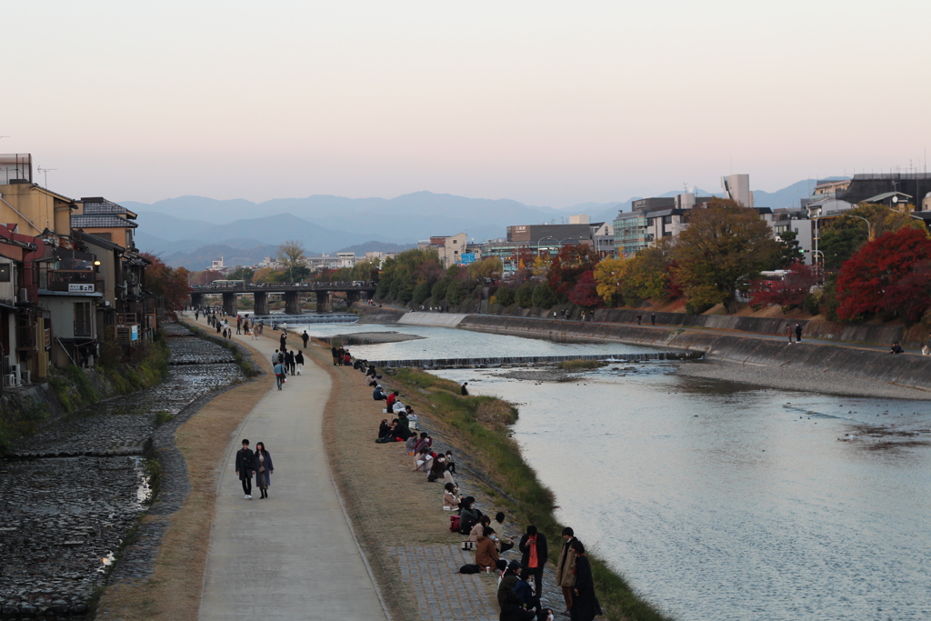 秋の鴨川　やまなみ