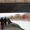 秋の鴨川　橋の下
