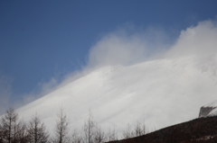 雪煙の頂