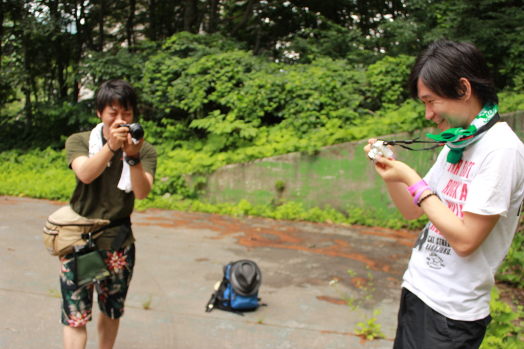 駐車場ではしゃぐ三十路