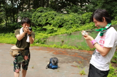 駐車場ではしゃぐ三十路