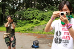 駐車場ではしゃぐ三十路たち