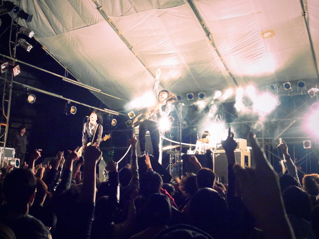 おかっぱ頭の男３人