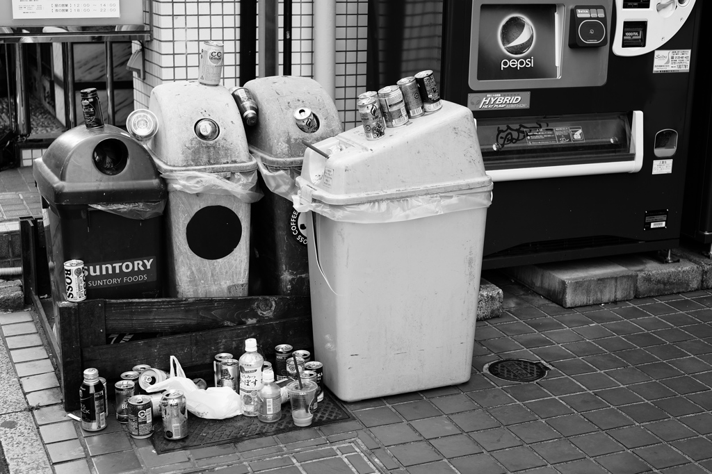 路地のゴミ箱