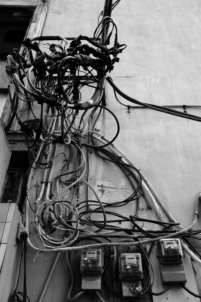 電力メーターと電線