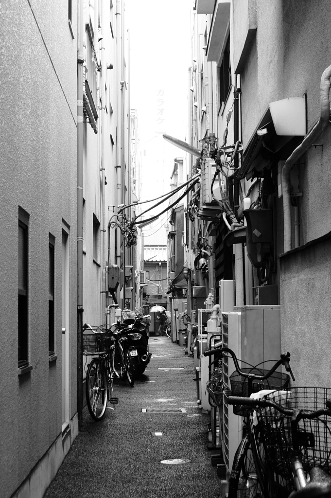 路地裏から仲見世通りを覗く