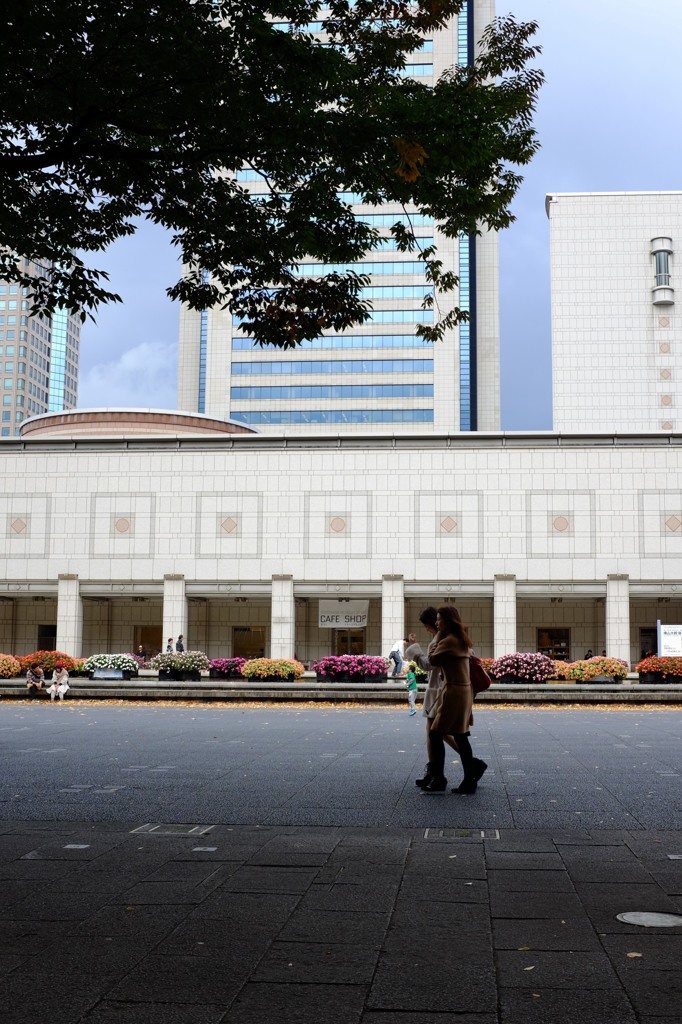 横浜市立美術館前