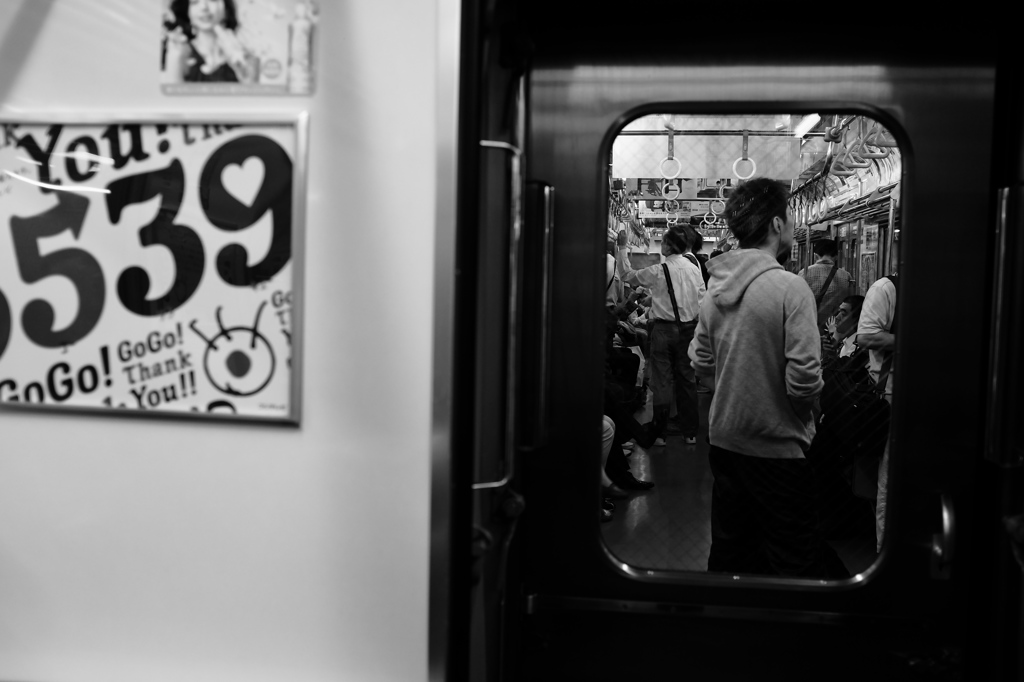 土曜日２２時３７分０７秒　南武線の車内にて