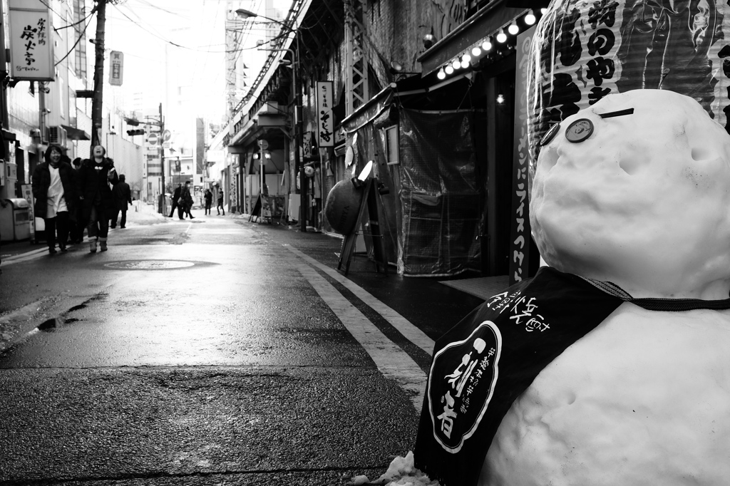 ガード下の雪だるま